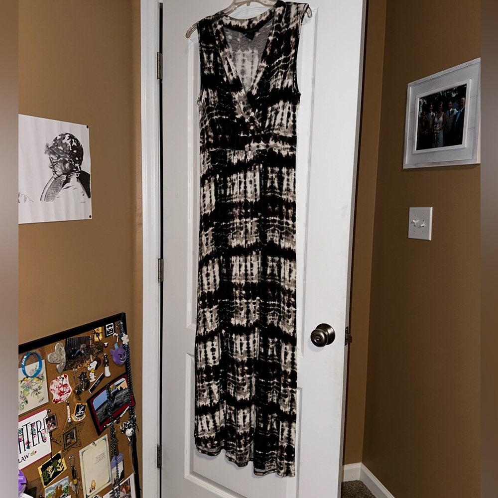 Susan Lawrence sleeveless maxi dress (LP) w/tie-dye pattern & criss-cross bust
